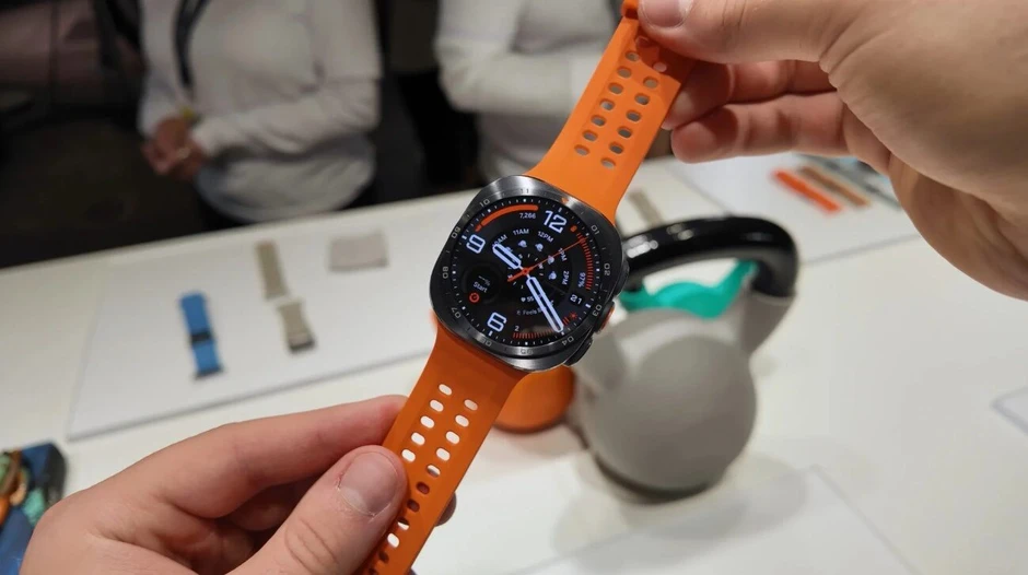 Trên tay Galaxy Watch Ultra 2: Siêu mỏng, siêu bền Trên tay Galaxy Watch Ultra 2: Siêu mỏng, siêu bền