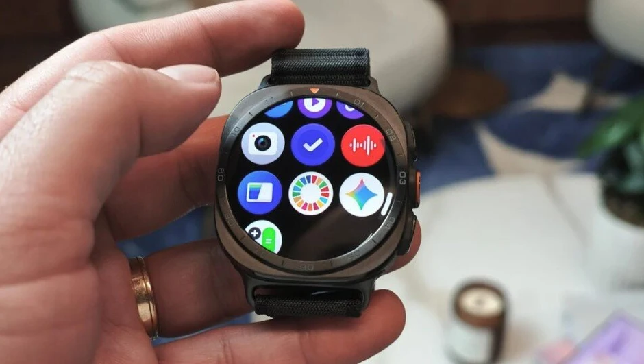 Trên tay Galaxy Watch Ultra 2: Siêu mỏng, siêu bền Trên tay Galaxy Watch Ultra 2: Siêu mỏng, siêu bền