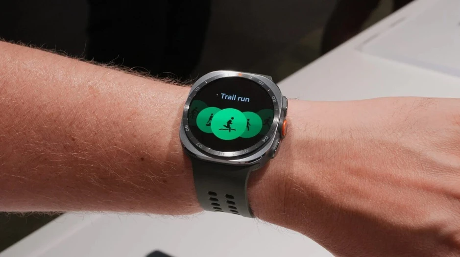 Trên tay Galaxy Watch Ultra 2: Siêu mỏng, siêu bền Trên tay Galaxy Watch Ultra 2: Siêu mỏng, siêu bền
