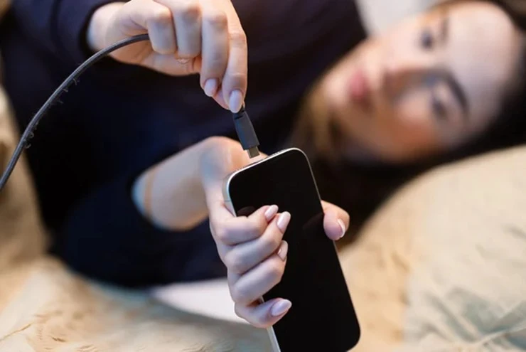 Vì sao điện thoại sạc chậm dù dùng sạc nhanh?