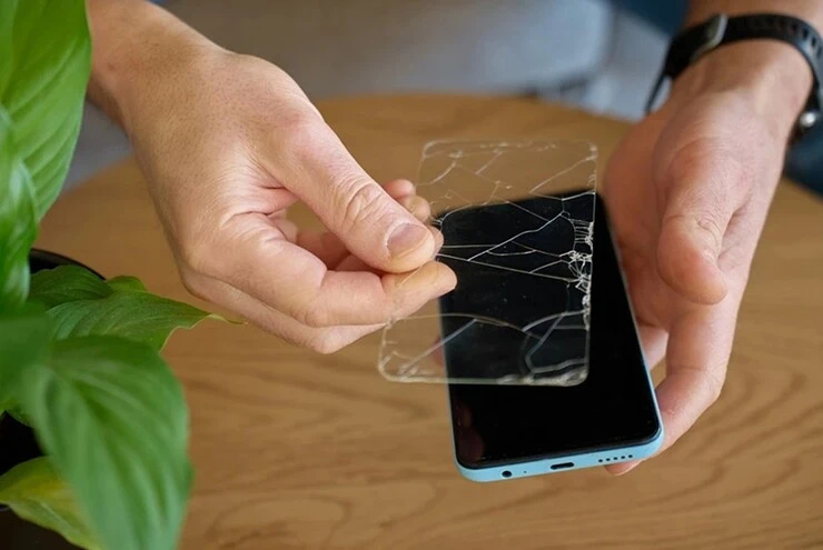 Vì sao kính cường lực smartphone nứt dù chưa từng rơi vỡ? Vì sao kính cường lực smartphone nứt dù chưa từng rơi vỡ?
