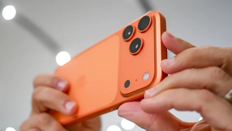 Vì sao làm vỡ điện thoại Samsung đau ví hơn cả làm rơi iPhone?