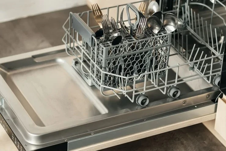 Vì sao máy giặt có cửa kính còn máy rửa bát thì không?