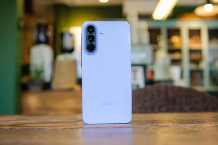 Vì sao nhiều người chọn Galaxy A thay vì Galaxy S đắt tiền?