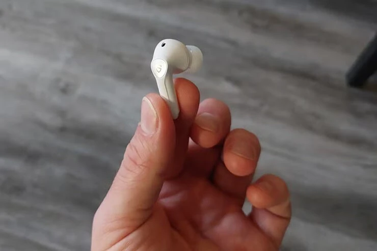 Vì sao tai nghe 5 triệu vẫn gọi điện tệ hơn một món đồ giá vài trăm nghìn?