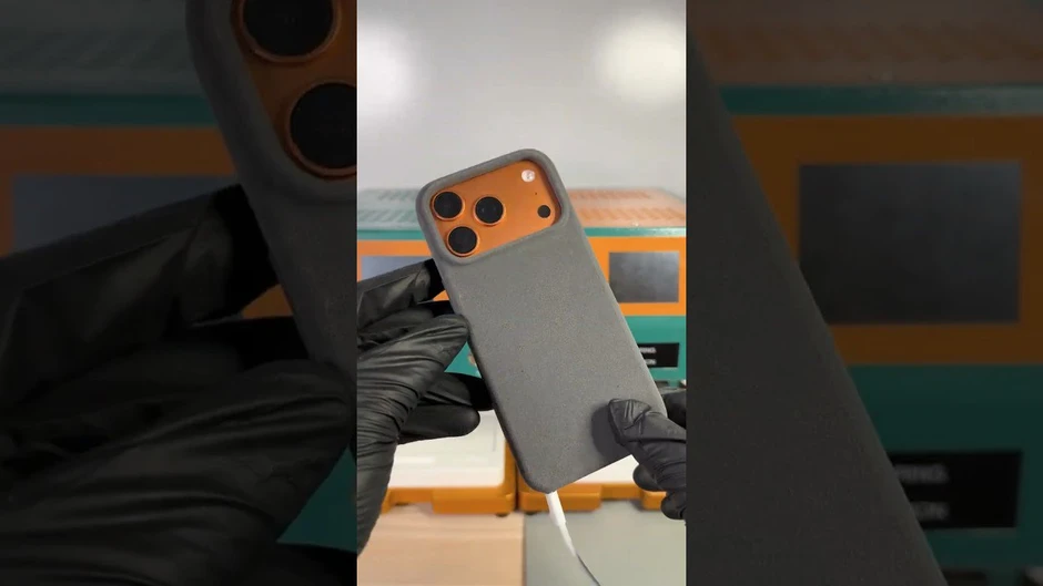 Video: iPhone 17 Pro tự dưng có thêm cổng lightning