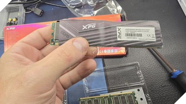 Xuất hiện RAM DDR5 giả chứa “chip rỗng”: Chiêu lừa mới giữa khủng hoảng bộ nhớ AI Xuất hiện RAM DDR5 giả chứa “chip rỗng”: Chiêu lừa mới giữa khủng hoảng bộ nhớ AI