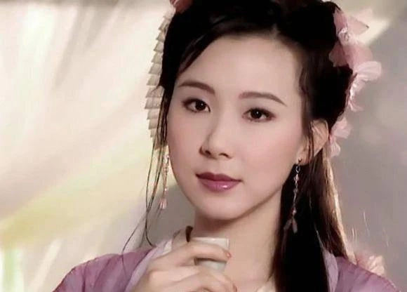 “Đệ nhất mỹ nhân showbiz” từng đánh bại Trang Pháp: Giọng ngọt gợi nhớ cả thanh xuân