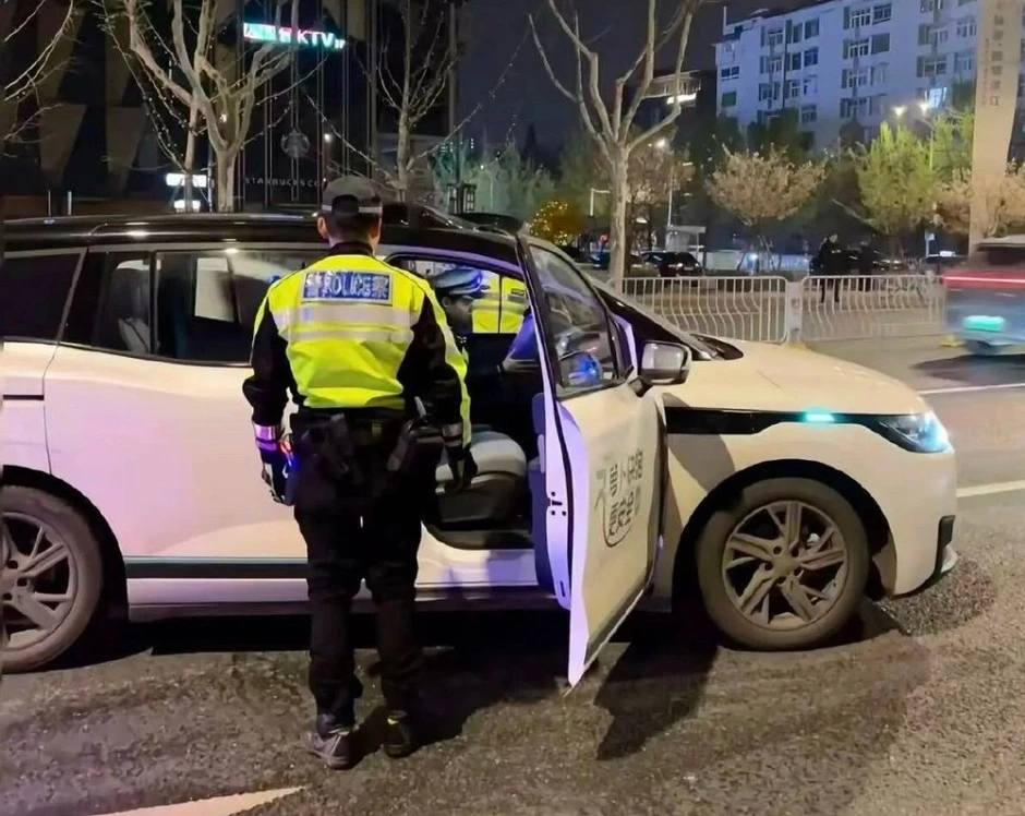 “Mắc kẹt giữa cao tốc”, Taxi không người lái tê liệt, hành khách hoảng loạn suốt 2 giờ “Mắc kẹt giữa cao tốc”, Taxi không người lái tê liệt, hành khách hoảng loạn suốt 2 giờ