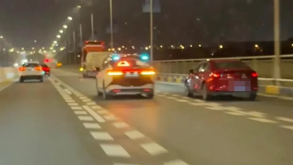 “Mắc kẹt giữa cao tốc”, Taxi không người lái tê liệt, hành khách hoảng loạn suốt 2 giờ “Mắc kẹt giữa cao tốc”, Taxi không người lái tê liệt, hành khách hoảng loạn suốt 2 giờ