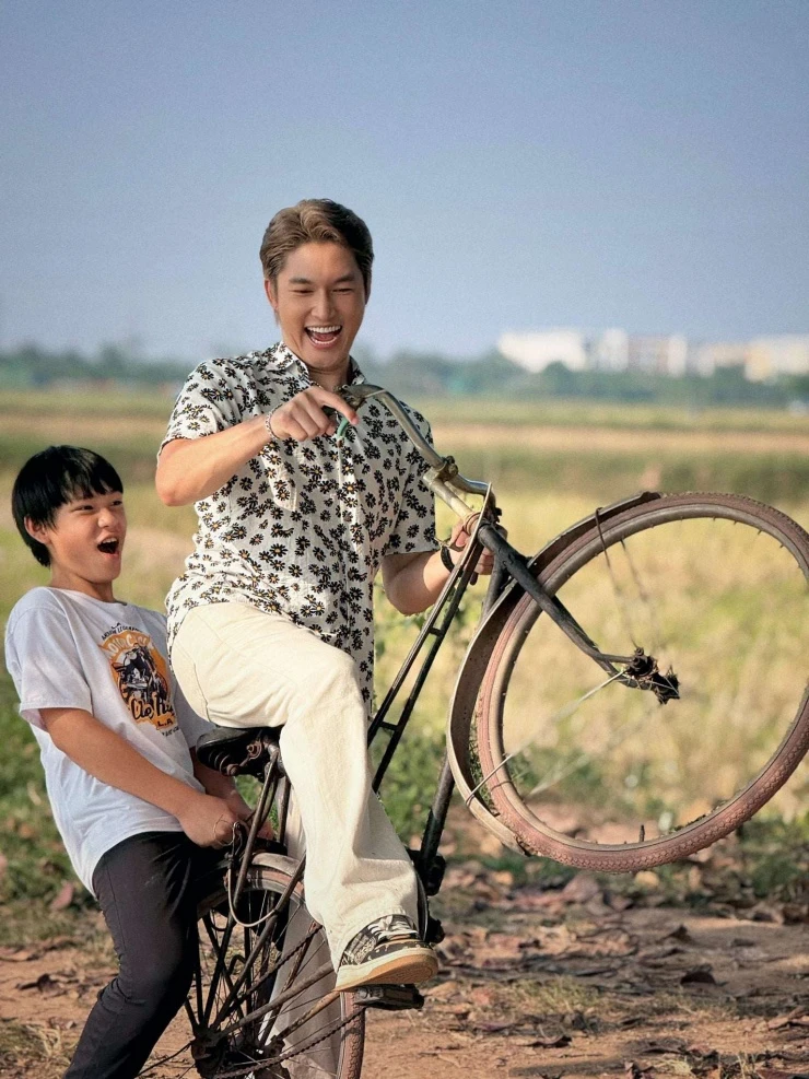 “Nam thần màn ảnh” Đình Tú tiết lộ tình tiết gây “sốc” khi đóng cảnh yêu đương với đàn chị