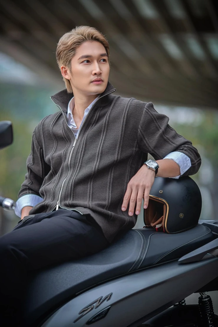 “Nam thần màn ảnh” Đình Tú tiết lộ tình tiết gây “sốc” khi đóng cảnh yêu đương với đàn chị
