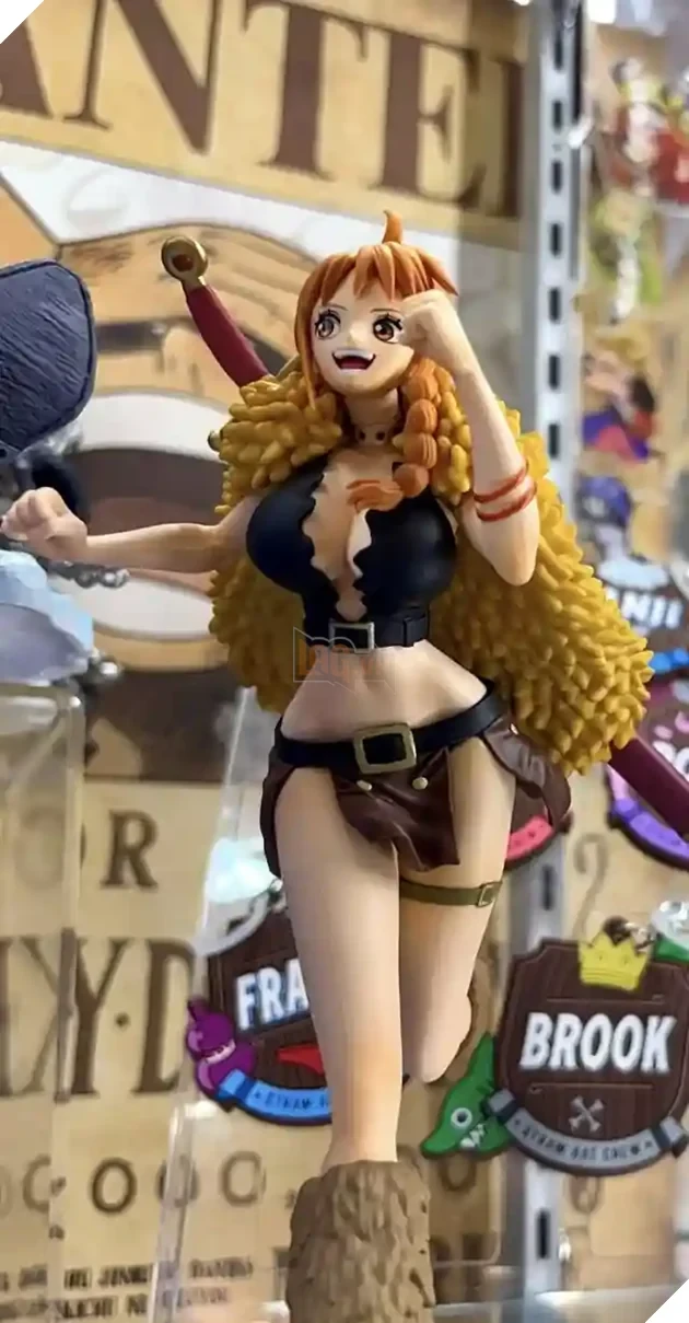  Cú "soi" mô hình dở khóc dở cười: Fan One Piece mua Figure Nami dùng đèn pin kiểm chứng tiết lộ bá đạo của Oda