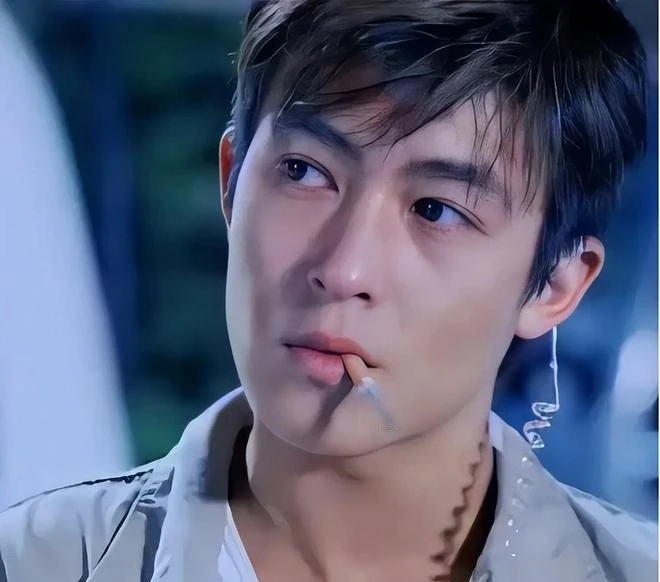 "Badboy khét tiếng" gầy rộc già chát gây sốc, vì 1.300 tấm ảnh mà vĩnh viễn bị showbiz "cấm cửa"