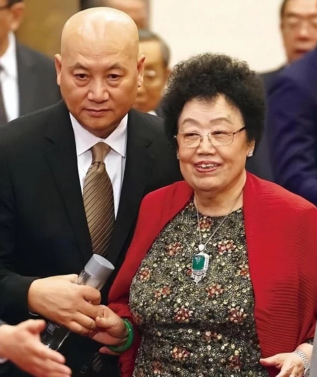 "Đường Tăng" Trì Trọng Thụy từ bỏ thừa kế 6,8 tỷ USD của vợ tỷ phú "Đường Tăng" Trì Trọng Thụy từ bỏ thừa kế 6,8 tỷ USD của vợ tỷ phú
