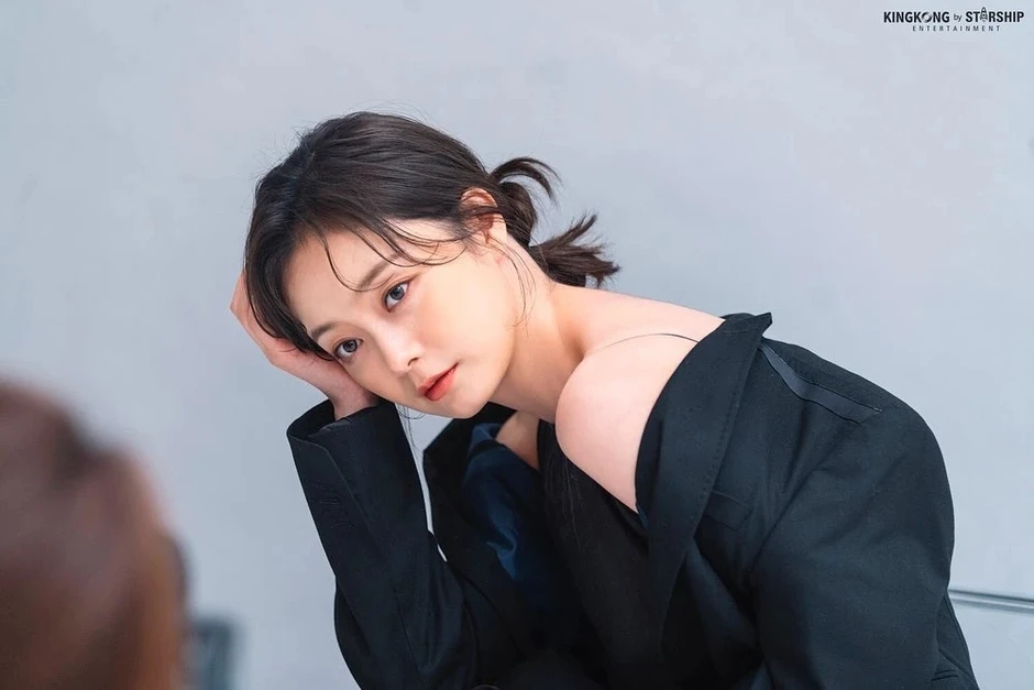 "Mỹ nhân bị ghét nhất Running Man” hết thời đi phục vụ ở quán cà phê, bị chủ quán cấm làm 2 điều trong khi đang làm việc