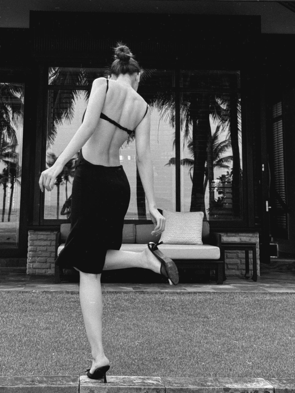 "Mỹ nhân đẹp nhất Việt Nam" mở bát dịp lễ, không cần bikini nhưng vẫn khiến dân tình "khó thở"