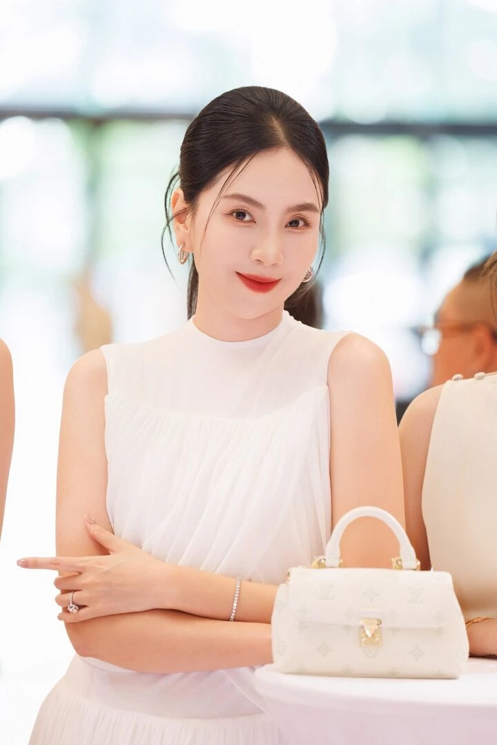 "MC đẹp nhất VTV" ngày càng gợi cảm sau khi sinh con đầu lòng