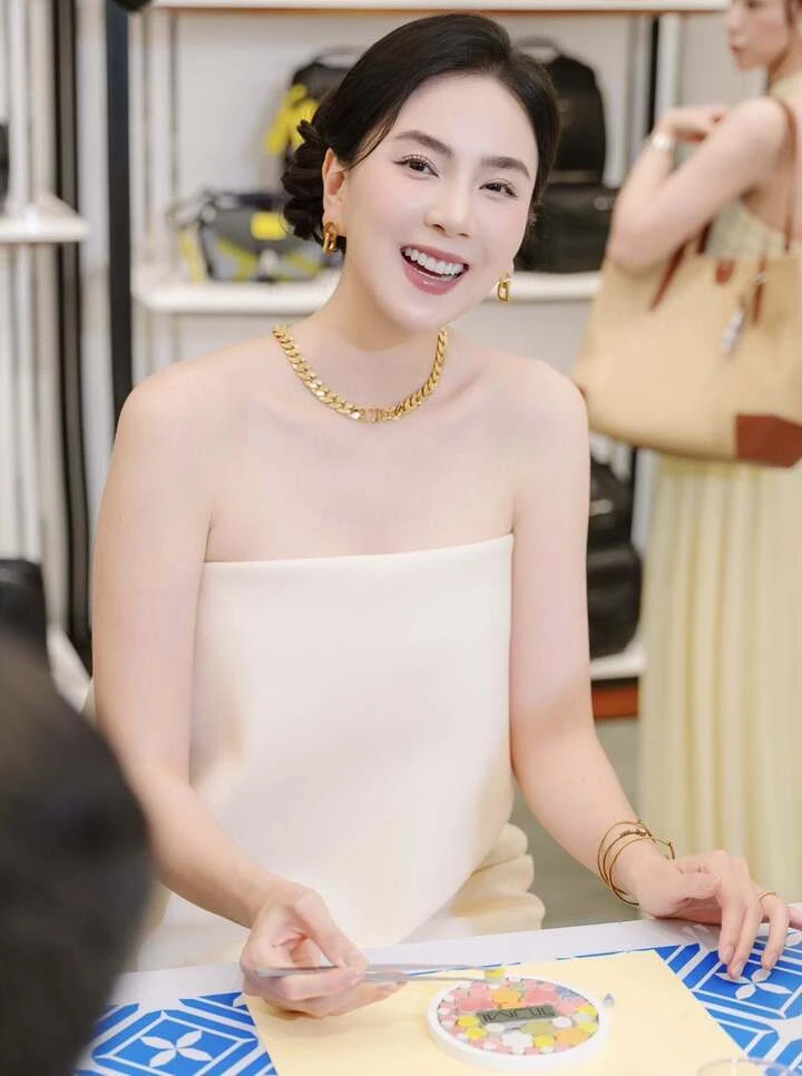 "MC đẹp nhất VTV" ngày càng gợi cảm sau khi sinh con đầu lòng