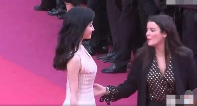 "Muối mặt" nhất Cannes ngày khai mạc: Trương Nghệ Hưng và dàn sao Cbiz vô danh bát nháo chỉ trỏ, ồn như cái chợ bị đuổi khỏi thảm đỏ!