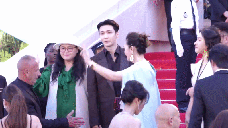 "Muối mặt" nhất Cannes ngày khai mạc: Trương Nghệ Hưng và dàn sao Cbiz vô danh bát nháo chỉ trỏ, ồn như cái chợ bị đuổi khỏi thảm đỏ!