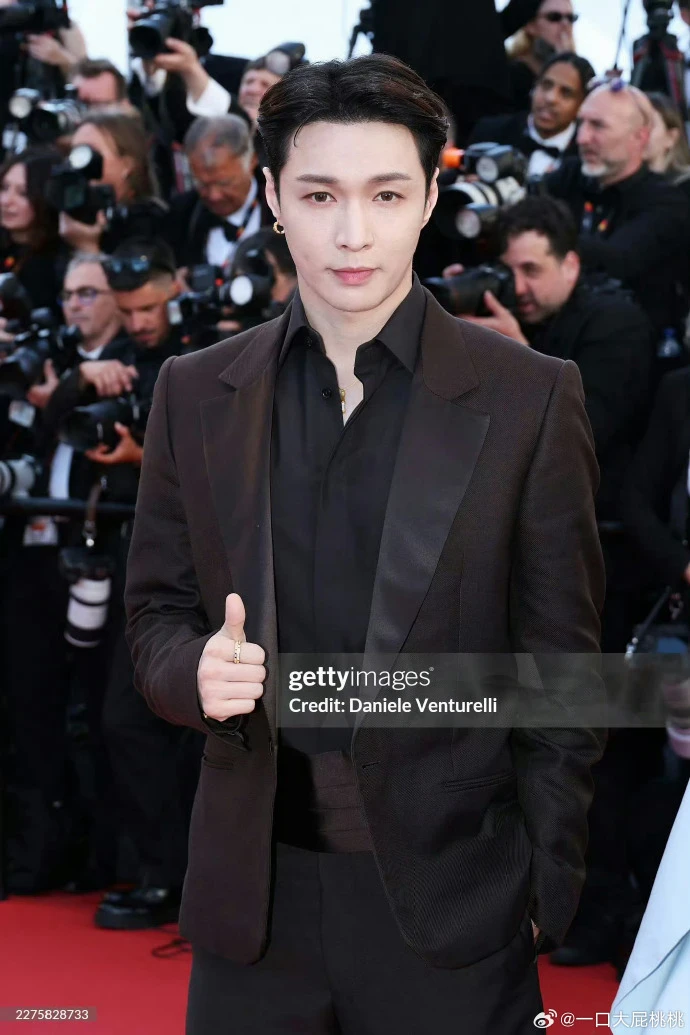 "Muối mặt" nhất Cannes ngày khai mạc: Trương Nghệ Hưng và dàn sao Cbiz vô danh bát nháo chỉ trỏ, ồn như cái chợ bị đuổi khỏi thảm đỏ!