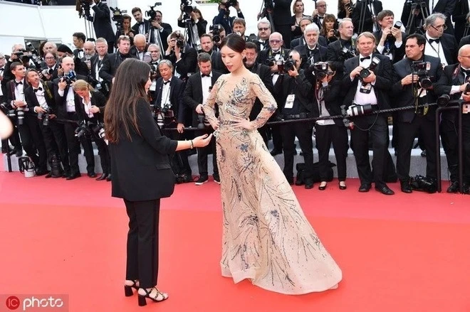 "Muối mặt" nhất Cannes ngày khai mạc: Trương Nghệ Hưng và dàn sao Cbiz vô danh bát nháo chỉ trỏ, ồn như cái chợ bị đuổi khỏi thảm đỏ!