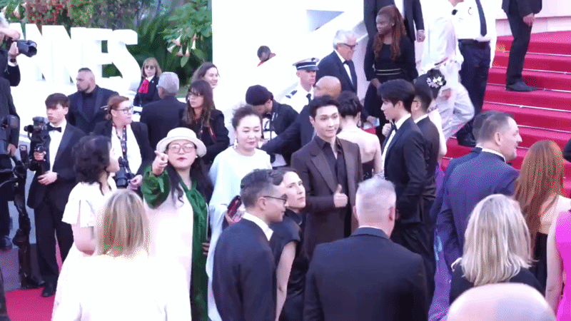 "Muối mặt" nhất Cannes ngày khai mạc: Trương Nghệ Hưng và dàn sao Cbiz vô danh bát nháo chỉ trỏ, ồn như cái chợ bị đuổi khỏi thảm đỏ!