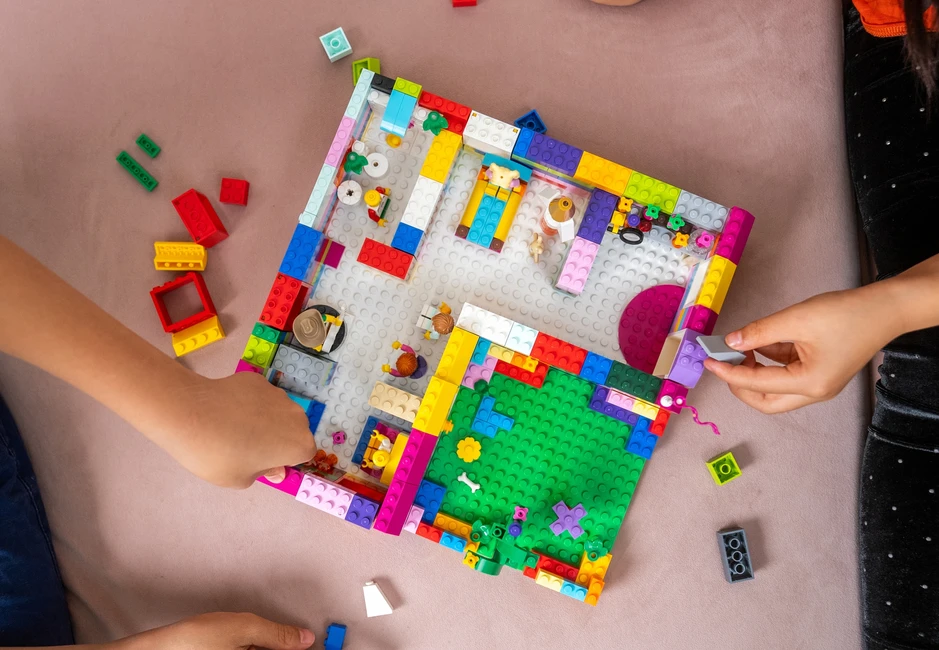 "Phá" bí mật của LEGO: Vì sao những khối hình vô tri nhỏ xíu này trở thành ước mơ của mọi đứa trẻ nhỏ và cả "đứa trẻ lớn"?