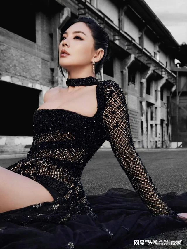 "Song Hye Kyo bản Trung" từng tuyên bố "2,7 triệu không mua nổi đôi tất", nay chửi thẳng mặt 10.000 khán giả