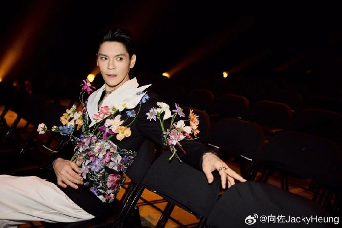 Thiếu gia showbiz gây sốc giữa lễ trao giải: Múa may cuồng và cú tung cước vào mặt MC