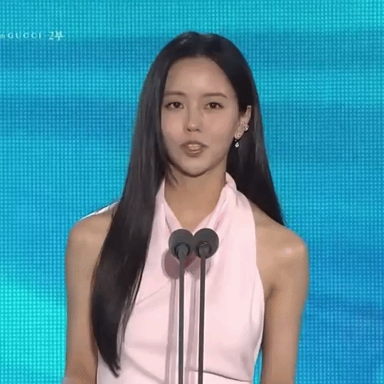 "Tiểu Son Ye Jin" xuất hiện gây sốt Baeksang, càng lớn càng xinh ngây ngất!