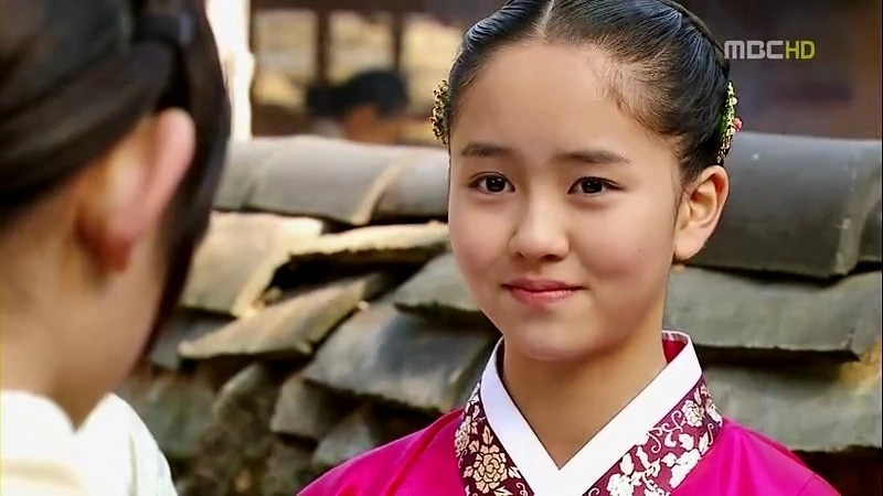 "Tiểu Son Ye Jin" xuất hiện gây sốt Baeksang, càng lớn càng xinh ngây ngất!