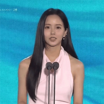 "Tiểu Son Ye Jin" xuất hiện gây sốt Baeksang, càng lớn càng xinh ngây ngất!
