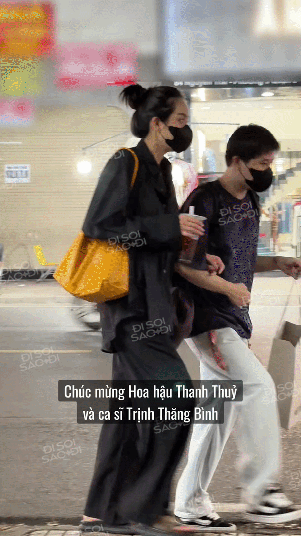 Tin nóng: Trịnh Thăng Bình và Thanh Thủy bị bắt gặp tình tứ khoác tay giữa phố Tin nóng: Trịnh Thăng Bình và Thanh Thủy bị bắt gặp tình tứ khoác tay giữa phố