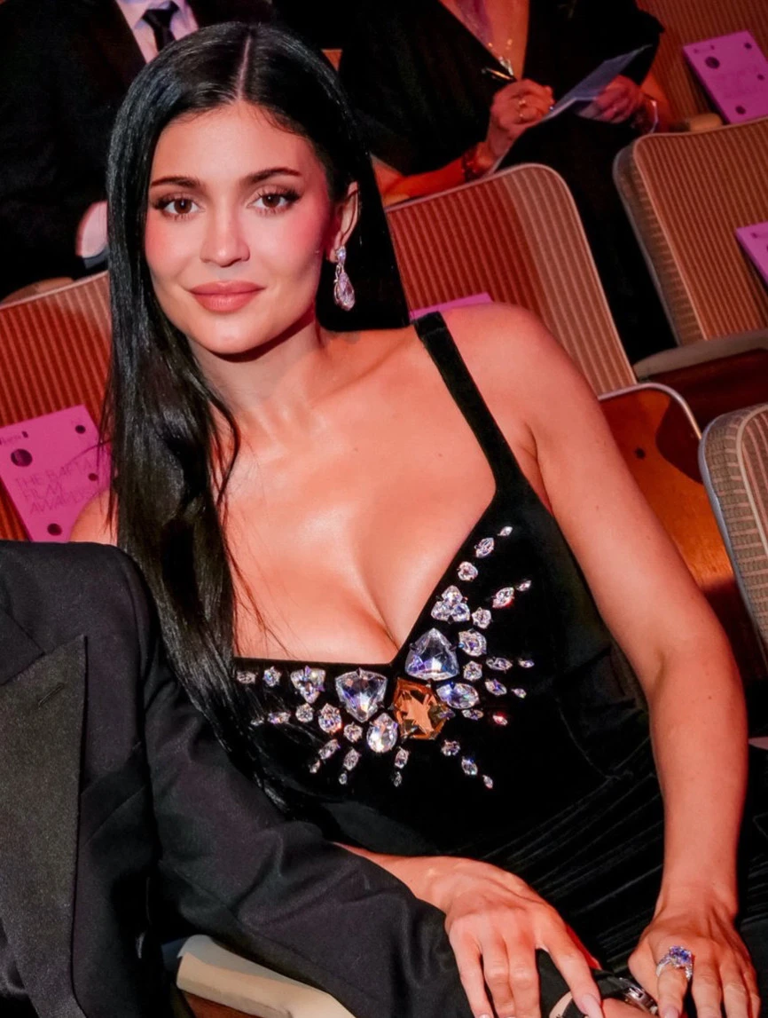 "Tóm gọn" Kendall Jenner hẹn hò tài tử Đồi Gió Hú trên bãi biển