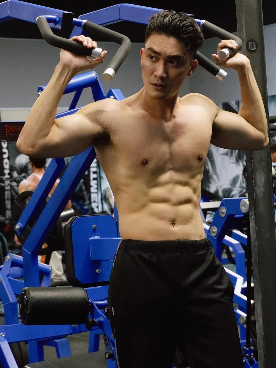 "Trai đểu" Lương Gia Huy nhưng không ai ghét nổi: Body 6 múi đẹp như tranh vẽ, đời tư kín bưng đến lạ "Trai đểu" Lương Gia Huy nhưng không ai ghét nổi: Body 6 múi đẹp như tranh vẽ, đời tư kín bưng đến lạ