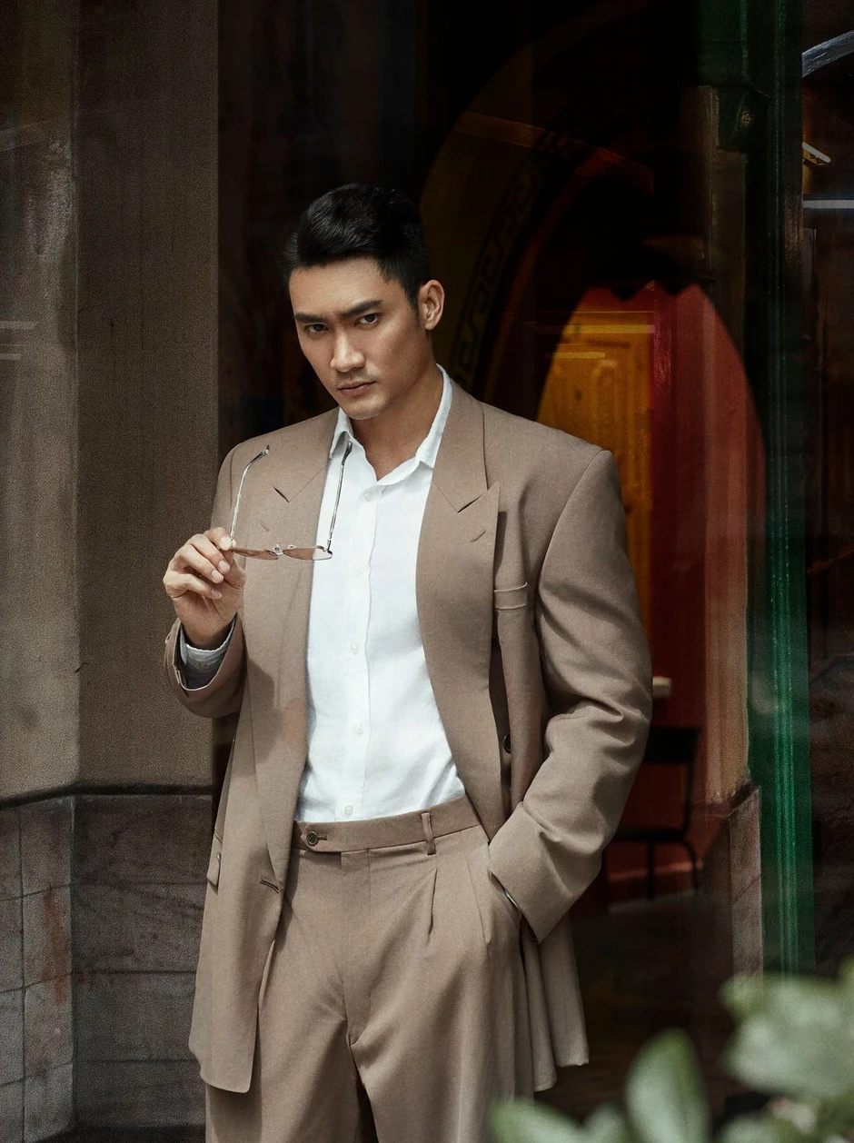 "Trai đểu" Lương Gia Huy nhưng không ai ghét nổi: Body 6 múi đẹp như tranh vẽ, đời tư kín bưng đến lạ "Trai đểu" Lương Gia Huy nhưng không ai ghét nổi: Body 6 múi đẹp như tranh vẽ, đời tư kín bưng đến lạ