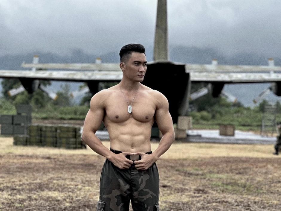 "Trai đểu" Lương Gia Huy nhưng không ai ghét nổi: Body 6 múi đẹp như tranh vẽ, đời tư kín bưng đến lạ "Trai đểu" Lương Gia Huy nhưng không ai ghét nổi: Body 6 múi đẹp như tranh vẽ, đời tư kín bưng đến lạ