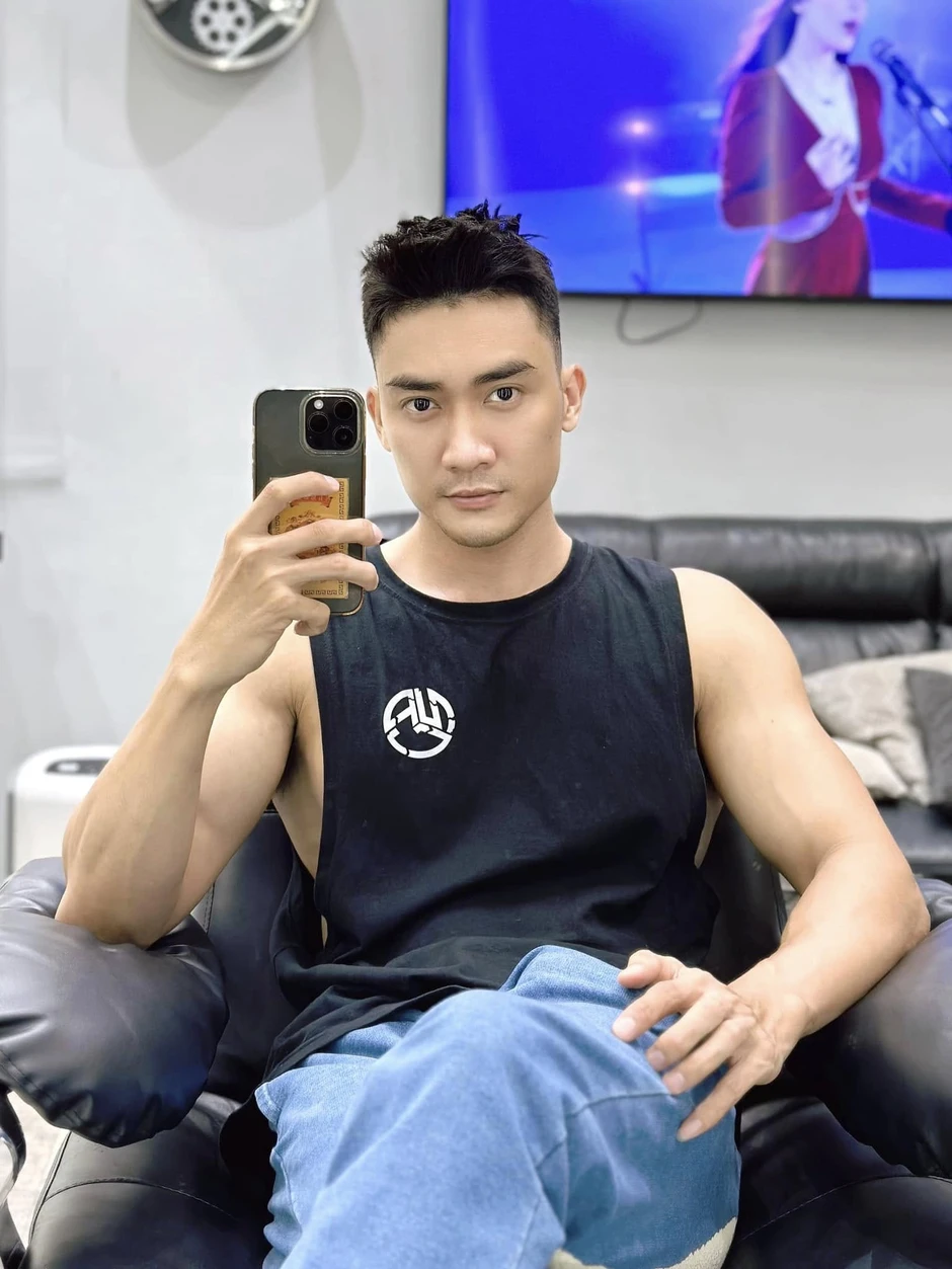 "Trai đểu" Lương Gia Huy nhưng không ai ghét nổi: Body 6 múi đẹp như tranh vẽ, đời tư kín bưng đến lạ "Trai đểu" Lương Gia Huy nhưng không ai ghét nổi: Body 6 múi đẹp như tranh vẽ, đời tư kín bưng đến lạ