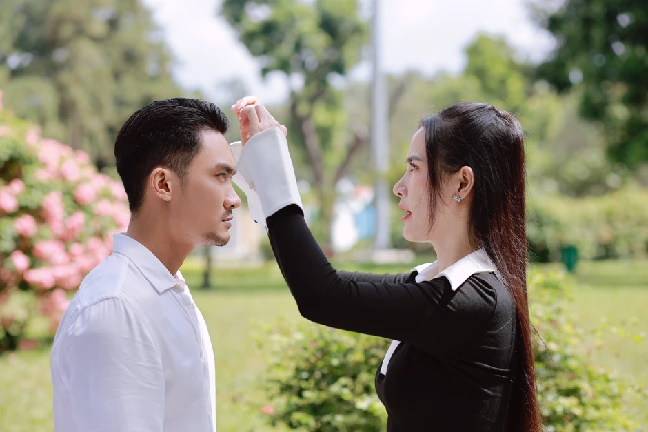 "Trai đểu" Lương Gia Huy nhưng không ai ghét nổi: Body 6 múi đẹp như tranh vẽ, đời tư kín bưng đến lạ "Trai đểu" Lương Gia Huy nhưng không ai ghét nổi: Body 6 múi đẹp như tranh vẽ, đời tư kín bưng đến lạ