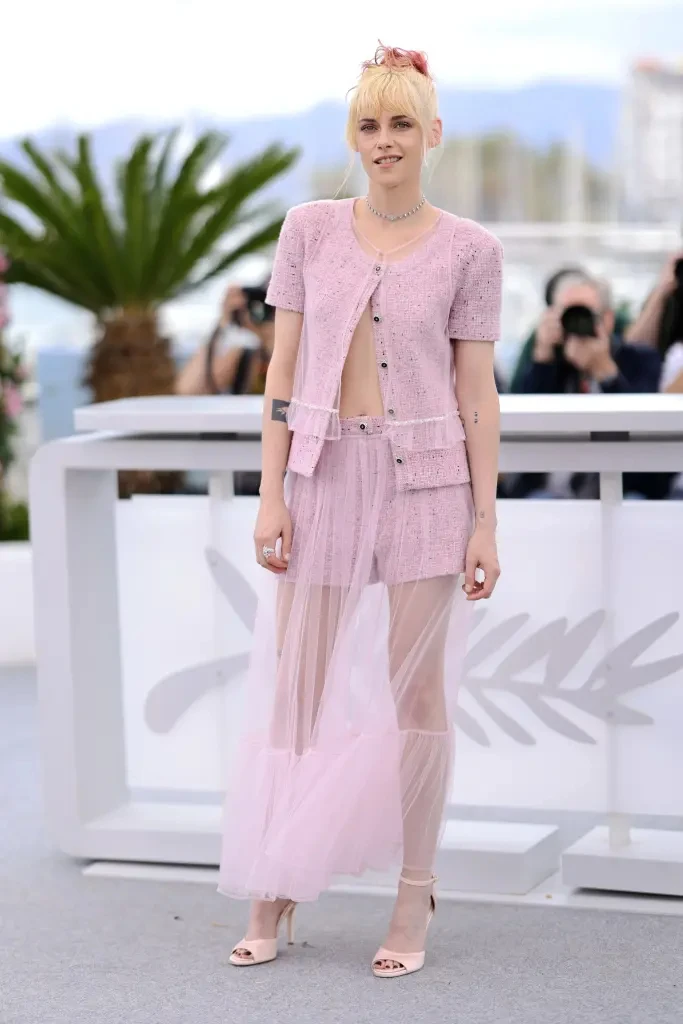 1 mỹ nhân diện chiếc váy trong suốt hở da thịt, công khai thách thức quy định của Cannes?