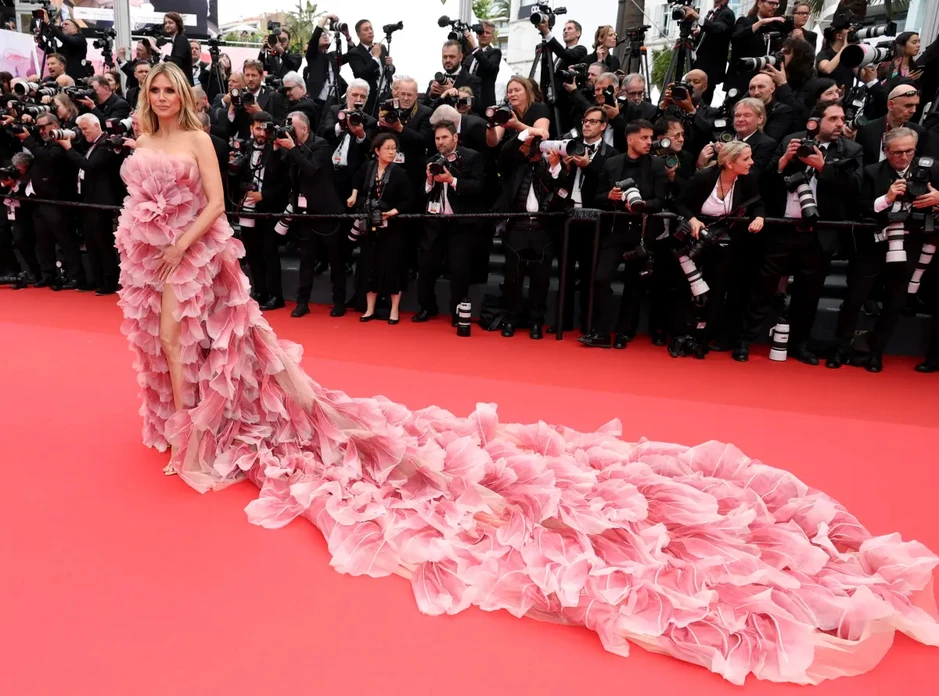 1 mỹ nhân diện chiếc váy trong suốt hở da thịt, công khai thách thức quy định của Cannes?