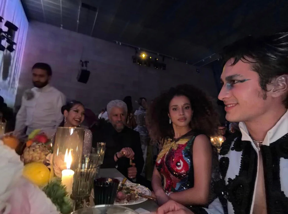 1 ông già liên tục tiếp cận Lisa (BLACKPINK) ở bàn tiệc Met Gala, lai lịch thế nào mà được kéo ghế ngồi chung mâm