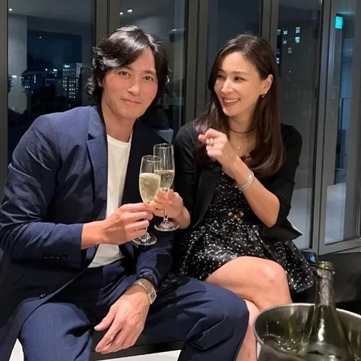 1 sao nam bị lộ 700 tin nhắn thác loạn rúng động showbiz, vợ mỹ nhân vội đưa con chạy sang Mỹ "lánh bão"