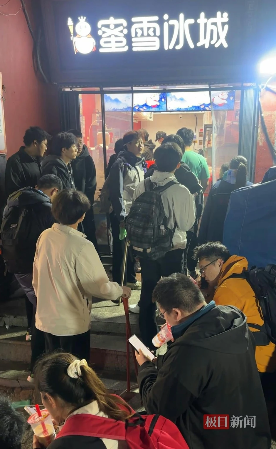 1.000 "kiếp nạn" tour đêm leo núi săn bình minh dịp lễ: Trải chiếu ngủ sảnh khách sạn giá 380.000 đồng/người, Mixue kín chỗ lúc 2h sáng