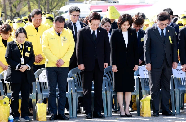 12 năm, thảm kịch chìm phà Sewol vẫn chưa kết thúc: “Xin hãy nhớ đến những đứa trẻ xinh đẹp vẫn đang ở lại nơi đây”