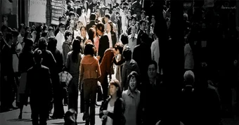 2 diễn viên ai cũng biết mặt hôn nhau giữa phố đông đúc, người dân vội lấy điện thoại ra quay