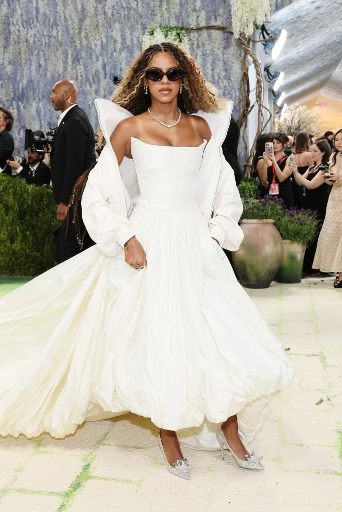 2 nhân vật ngang nhiên "phá luật" Met Gala, hóa ra vì có người chống lưng quyền lực đến mức ban tổ chức không ai dám đuổi