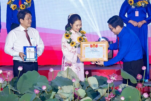 23 tuổi, Phương Mỹ Chi tiếp tục có tin vui